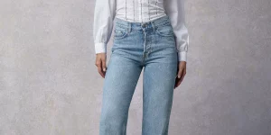 what color shirt goes with light blue jeans