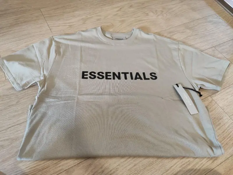 essential tee