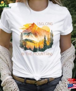 I Belong In The Mountains Tee For Summer Hiking T-Shirt Classic Unisex