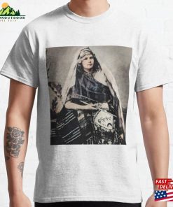 Isabelle Eberhardt – Explorer Classic T-Shirt Unisex Isabelle Eberhardt – Explorer Classic T-Shirt Unisex