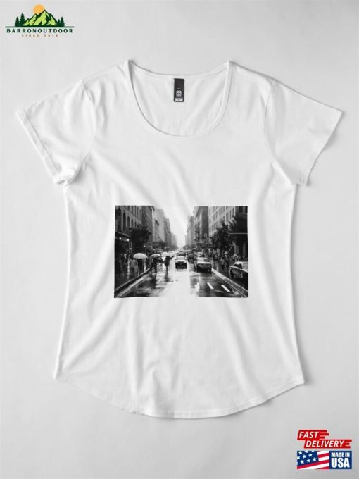 New York Cityscape Black And White Street Avenue Usa City Pedestrians Traffic Premium Scoop T-Shirt Sweatshirt Classic